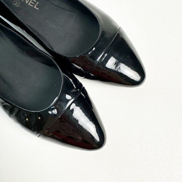 CHANEL Black Patent Leather CC Logo Ballet Flats Size 38.5 Pointed Almond Cap To - Picture 3 of 13